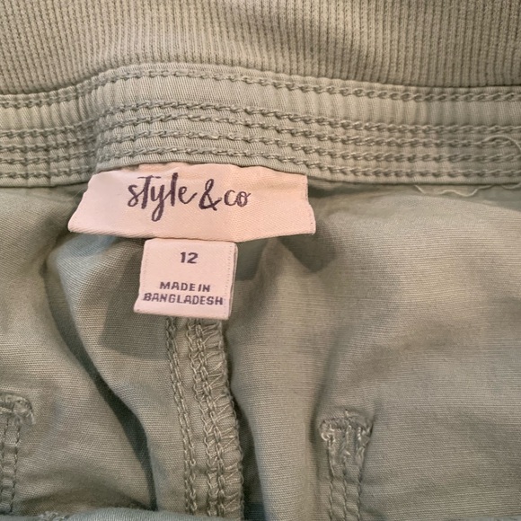 Style & Co. size 12 Khaki green CARGO capris with rushing gathers on legs. - Picture 4 of 10